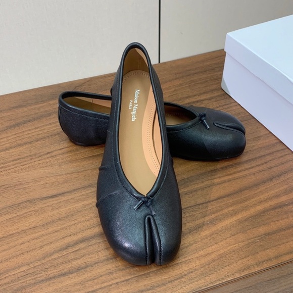 Maison Martin Margiela Women's Black Tabi Flats - Picture 1 of 7